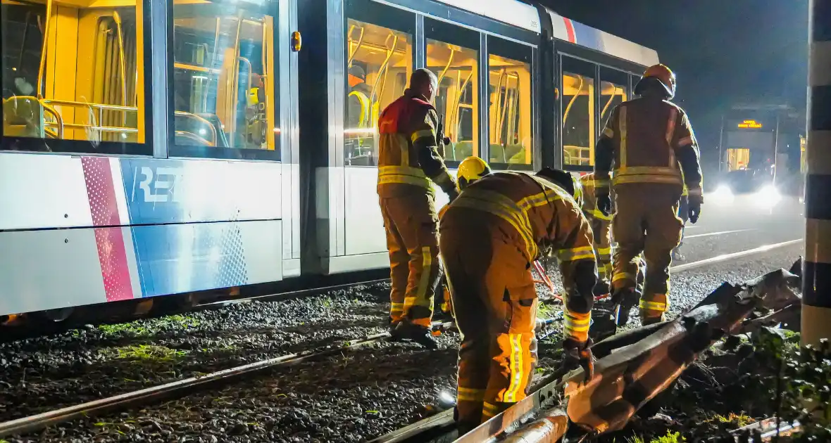 Auto vliegt over vangrail en crasht op trambaan - Foto 14