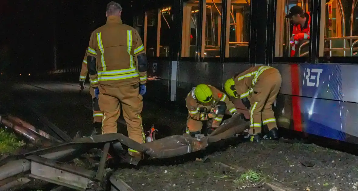 Auto vliegt over vangrail en crasht op trambaan - Foto 17