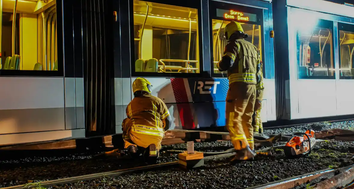 Auto vliegt over vangrail en crasht op trambaan - Foto 18