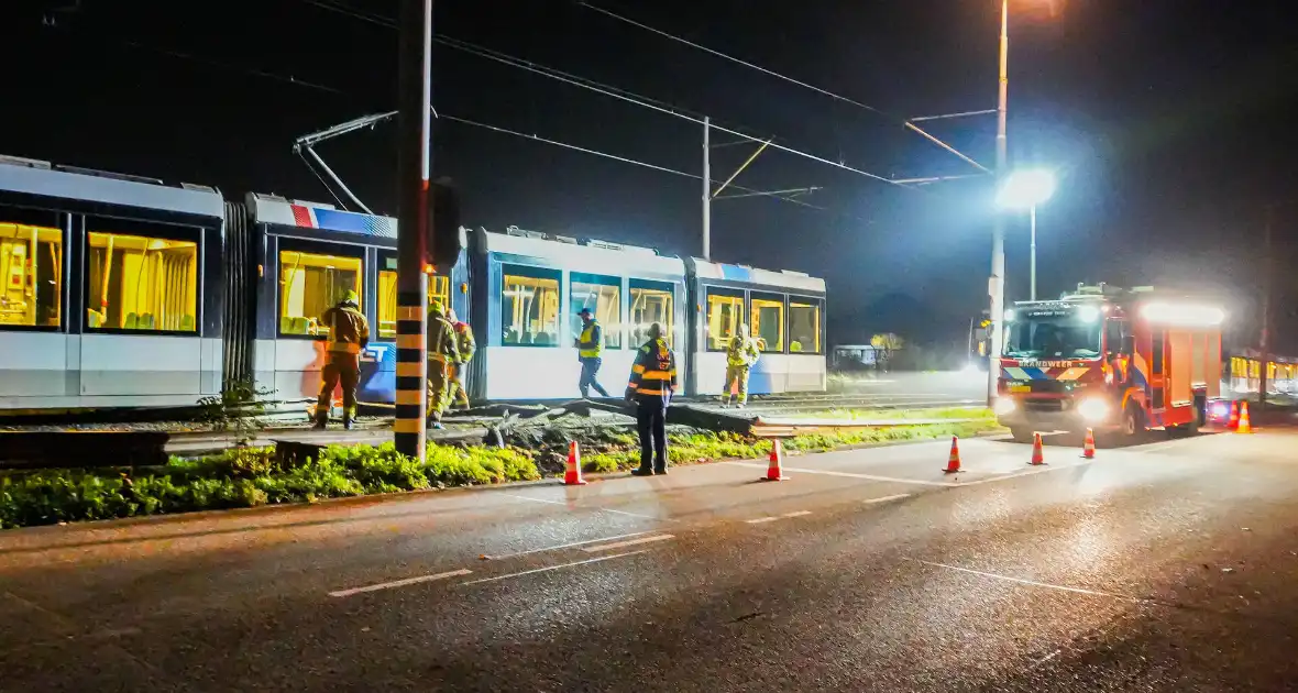 Auto vliegt over vangrail en crasht op trambaan - Foto 19