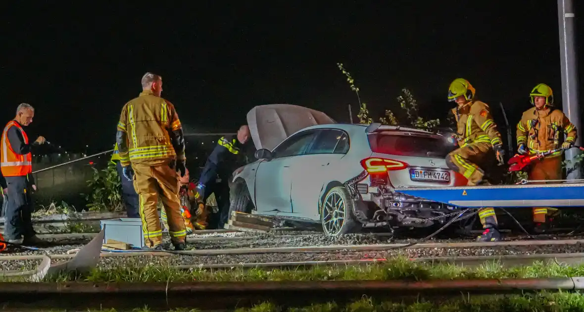 Auto vliegt over vangrail en crasht op trambaan - Foto 2