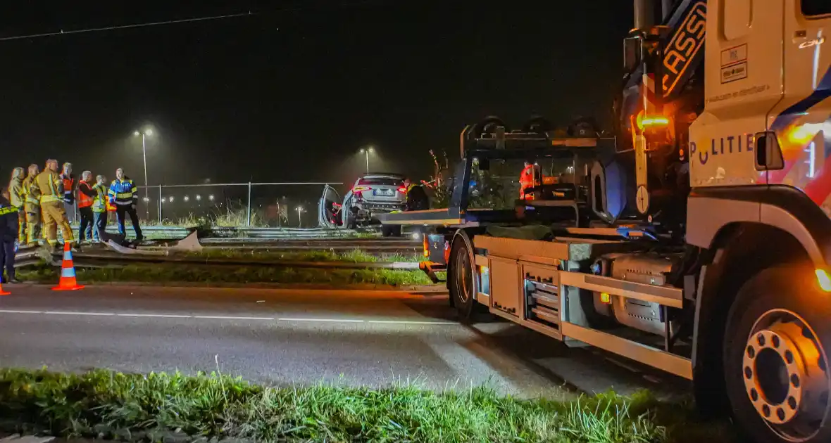 Auto vliegt over vangrail en crasht op trambaan - Foto 4