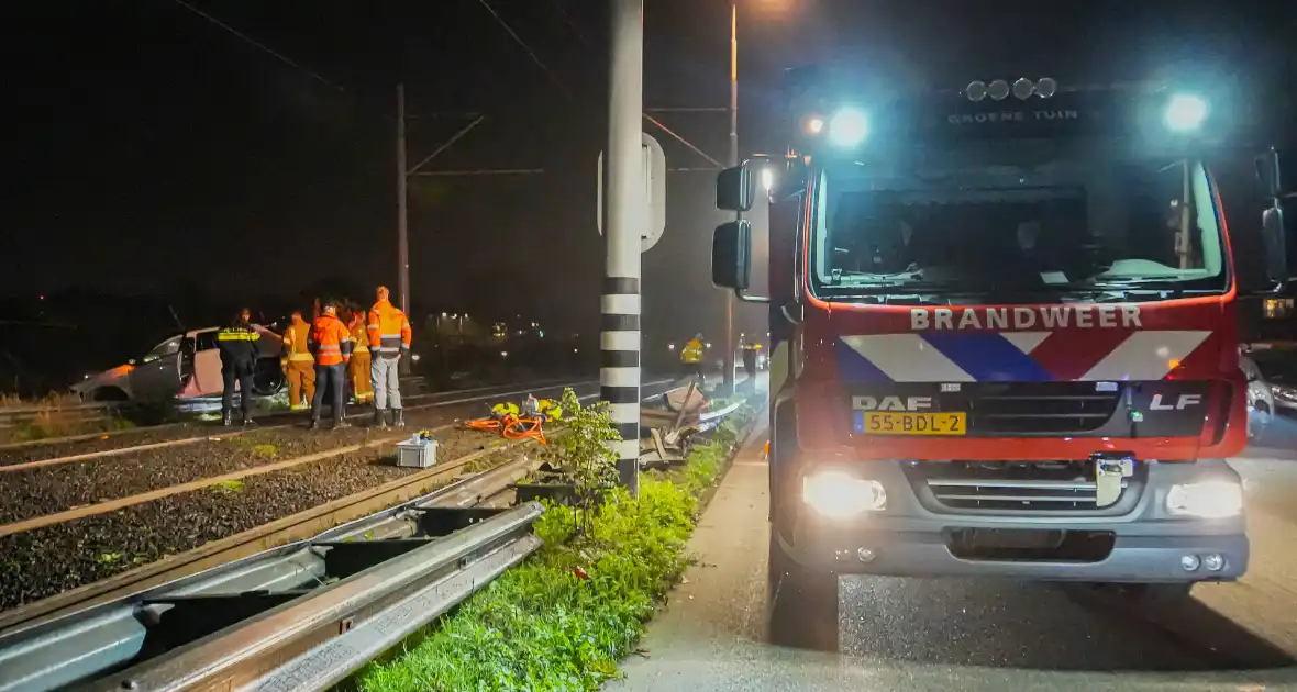 Auto vliegt over vangrail en crasht op trambaan - Foto 5