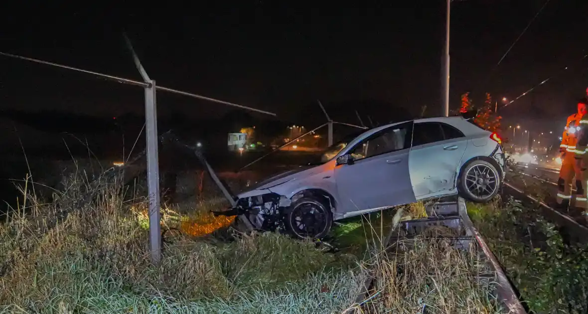 Auto vliegt over vangrail en crasht op trambaan - Foto 6