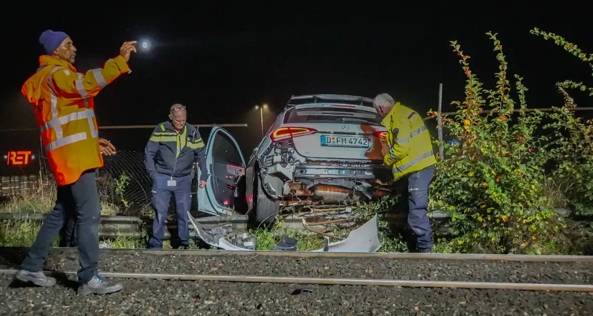 Auto vliegt over vangrail en crasht op trambaan - Foto 8