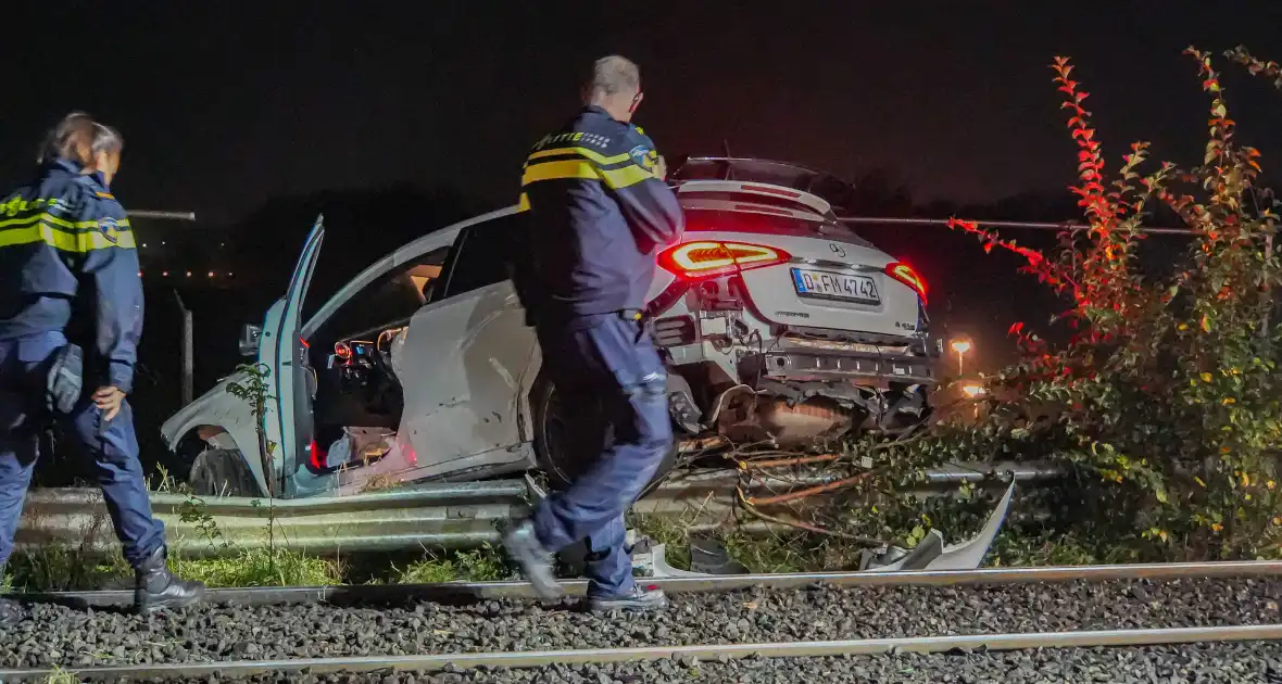 Auto vliegt over vangrail en crasht op trambaan - Foto 9