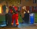 Brandweer blust brand in ondergrondse papiercontainer