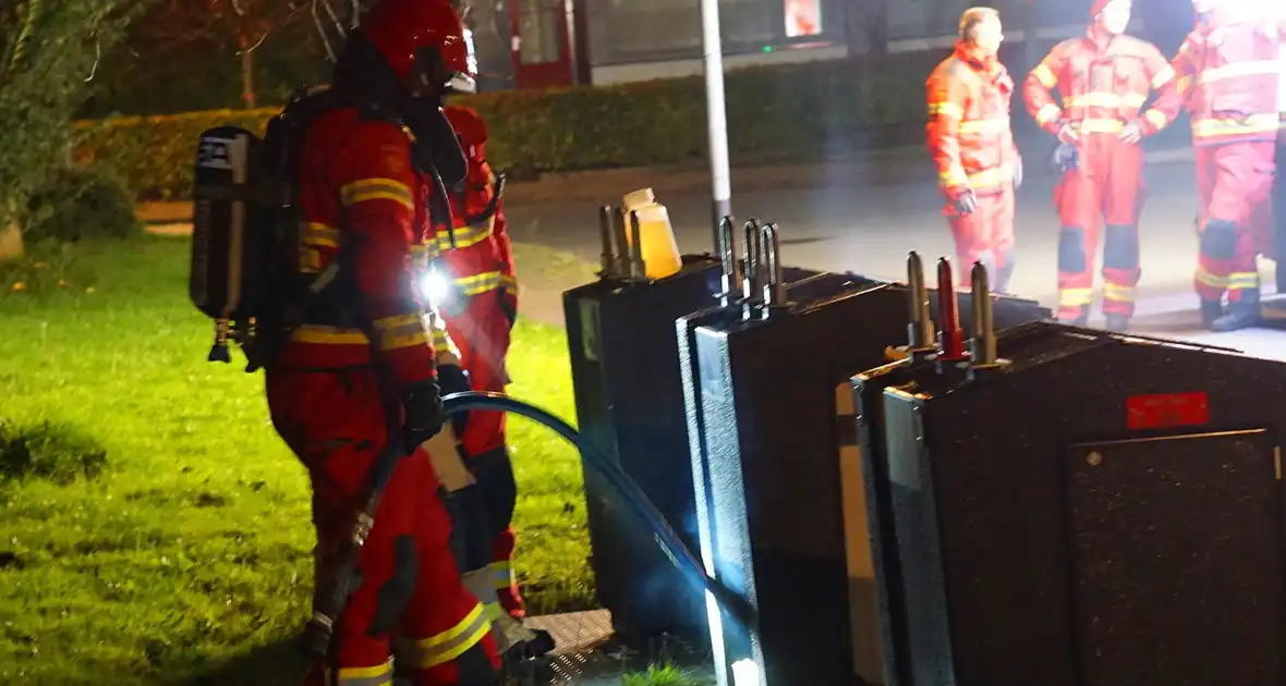 Brandweer blust brand in ondergrondse papiercontainer - Foto 1