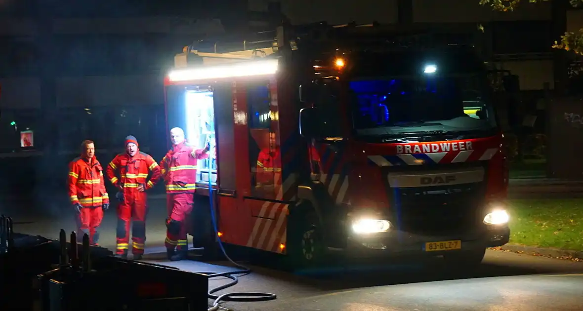 Brandweer blust brand in ondergrondse papiercontainer - Foto 2