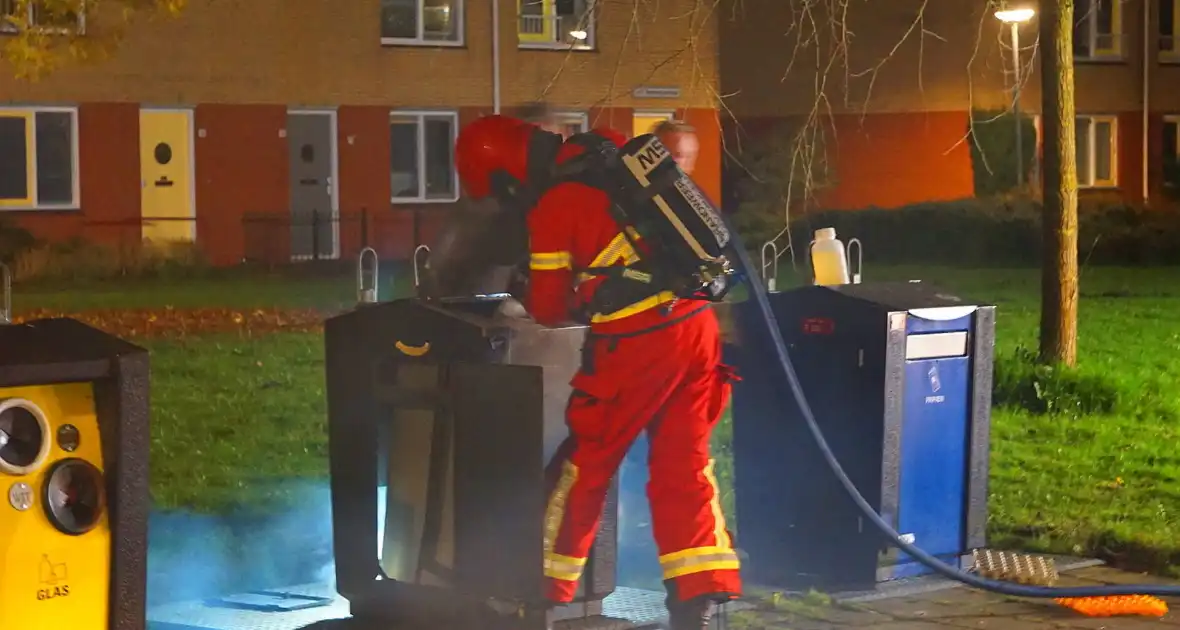 Brandweer blust brand in ondergrondse papiercontainer - Foto 3