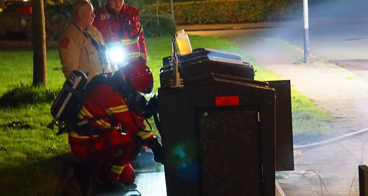 Brandweer blust brand in ondergrondse papiercontainer - Foto 4