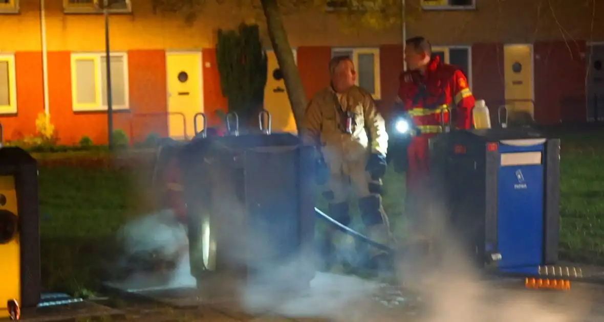 Brandweer blust brand in ondergrondse papiercontainer - Foto 5