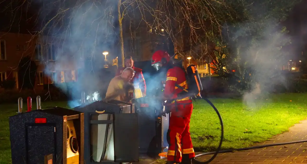 Brandweer blust brand in ondergrondse papiercontainer - Foto 7