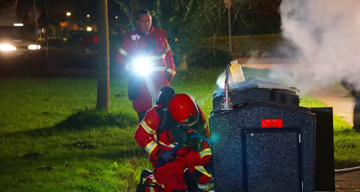 Brandweer blust brand in ondergrondse papiercontainer - Foto 8