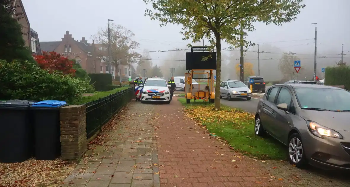 Fatbiker raakt gewond bij botsing met auto op rotonde