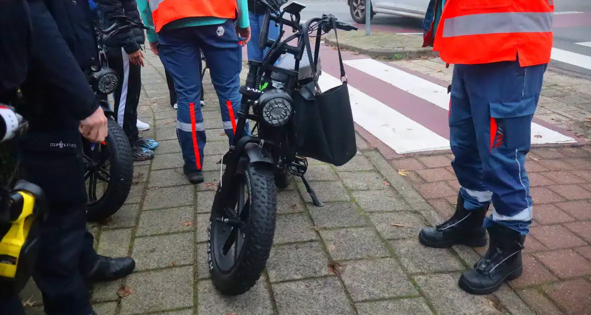 Fatbiker raakt gewond bij botsing met auto op rotonde - Foto 3