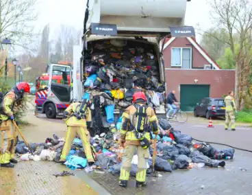 Brand in vuilniswagen snel geblust