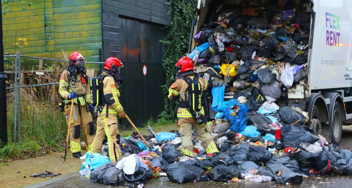 Brand in vuilniswagen snel geblust - Foto 4