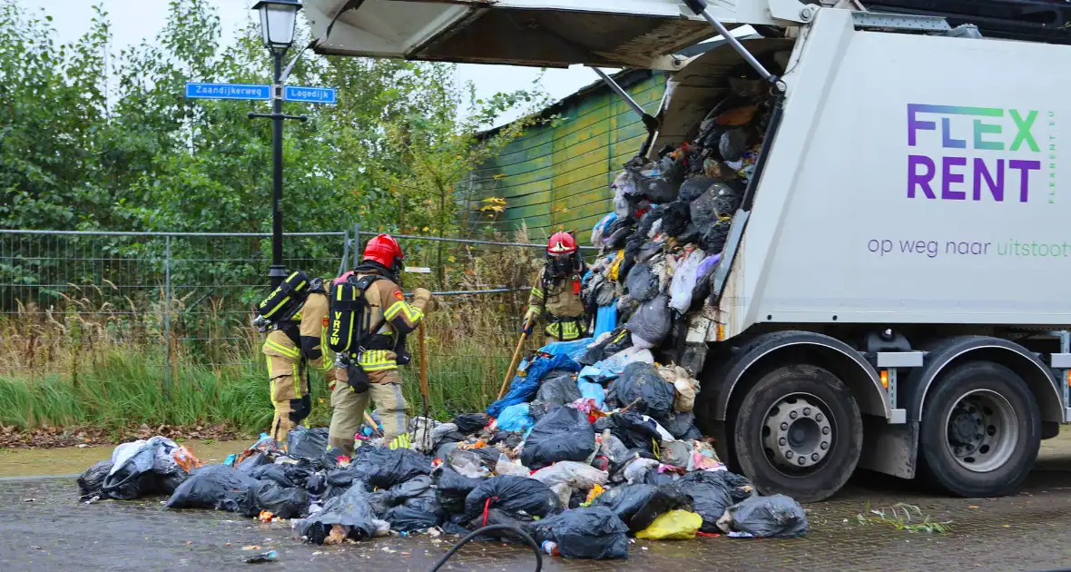 Brand in vuilniswagen snel geblust - Foto 5