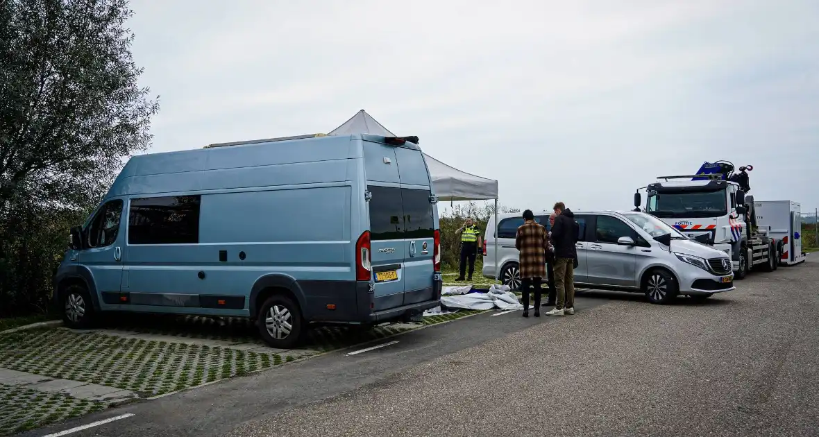 Overleden persoon aangetroffen in geparkeerde camper - Foto 3