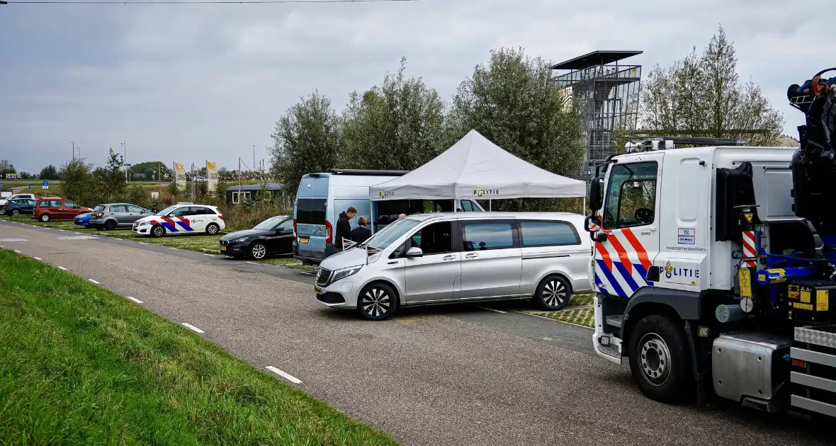 Overleden persoon aangetroffen in geparkeerde camper - Foto 5