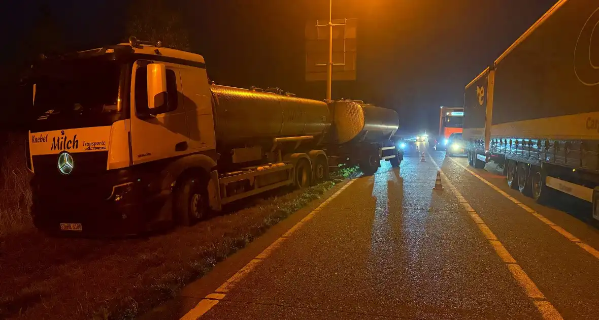 Vrachtwagen belandt in berm door spookrijder