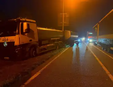 Vrachtwagen belandt in berm door spookrijder