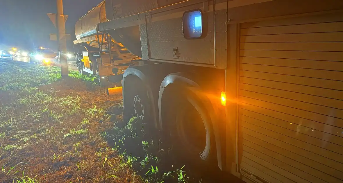 Vrachtwagen belandt in berm door spookrijder - Foto 1