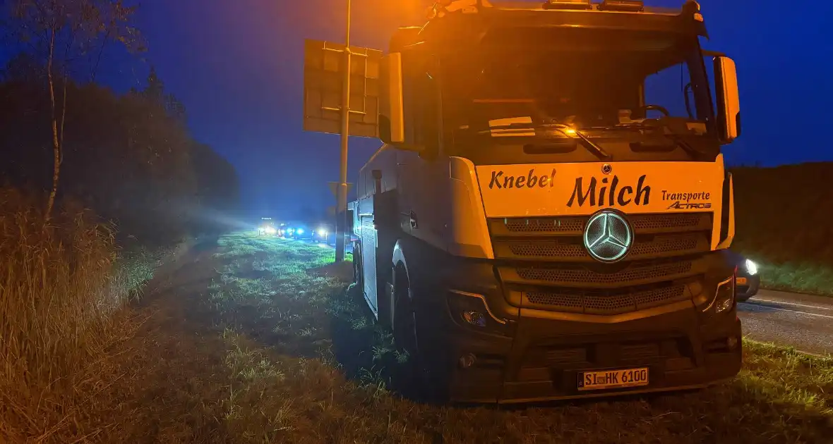 Vrachtwagen belandt in berm door spookrijder - Foto 2