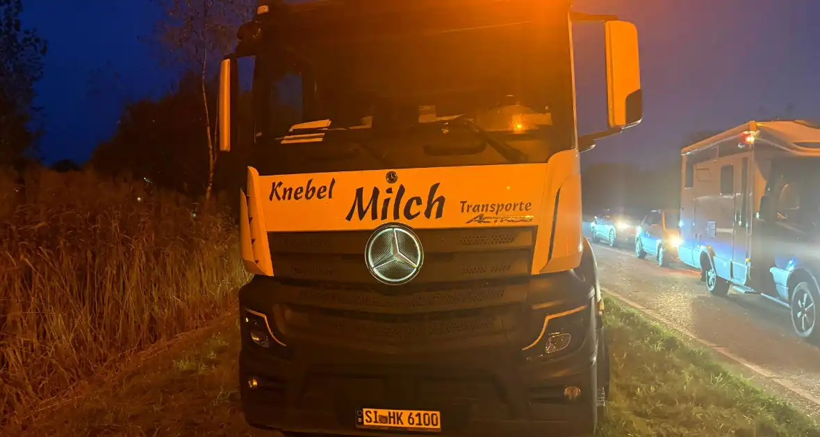 Vrachtwagen belandt in berm door spookrijder - Foto 3