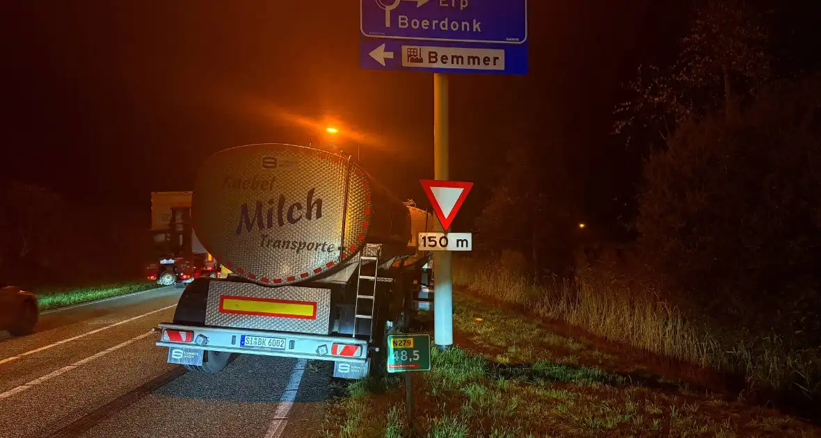 Vrachtwagen belandt in berm door spookrijder - Foto 4