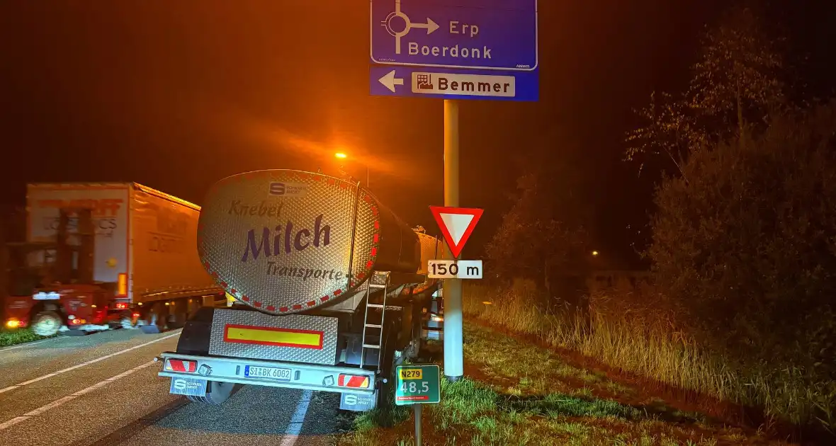 Vrachtwagen belandt in berm door spookrijder - Foto 5