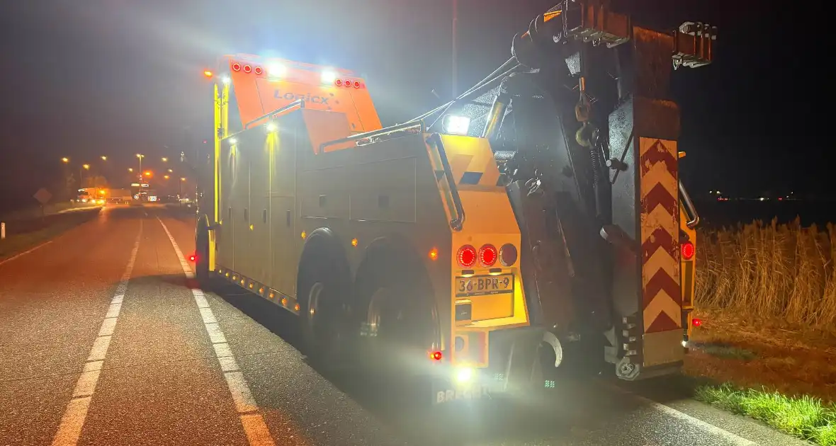 Vrachtwagen belandt in berm door spookrijder - Foto 6