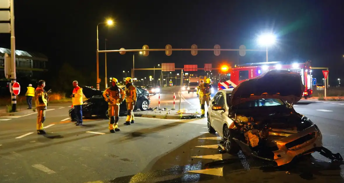 Lesauto betrokken bij frontale aanrijding op kruising - Foto 1