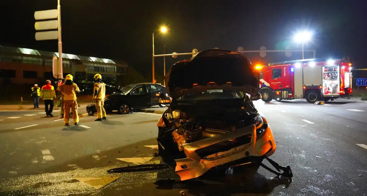 Lesauto betrokken bij frontale aanrijding op kruising - Foto 2