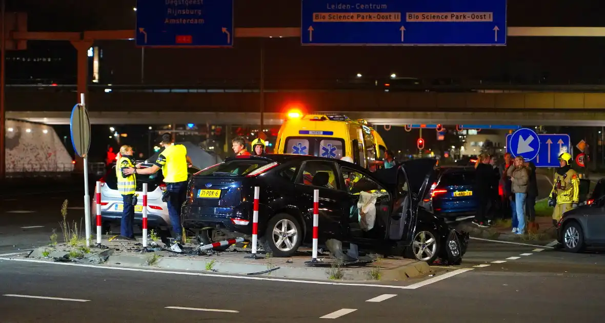 Lesauto betrokken bij frontale aanrijding op kruising - Foto 5