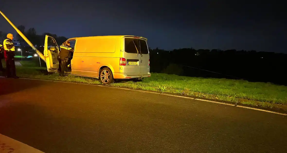 Bestuurder rijdt lantaarnpaal omver op rotonde - Foto 1