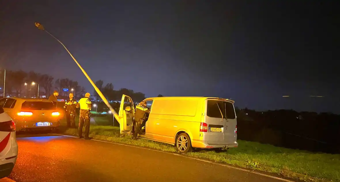 Bestuurder rijdt lantaarnpaal omver op rotonde - Foto 2