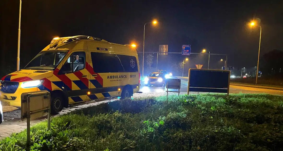 Bestuurder rijdt lantaarnpaal omver op rotonde - Foto 3