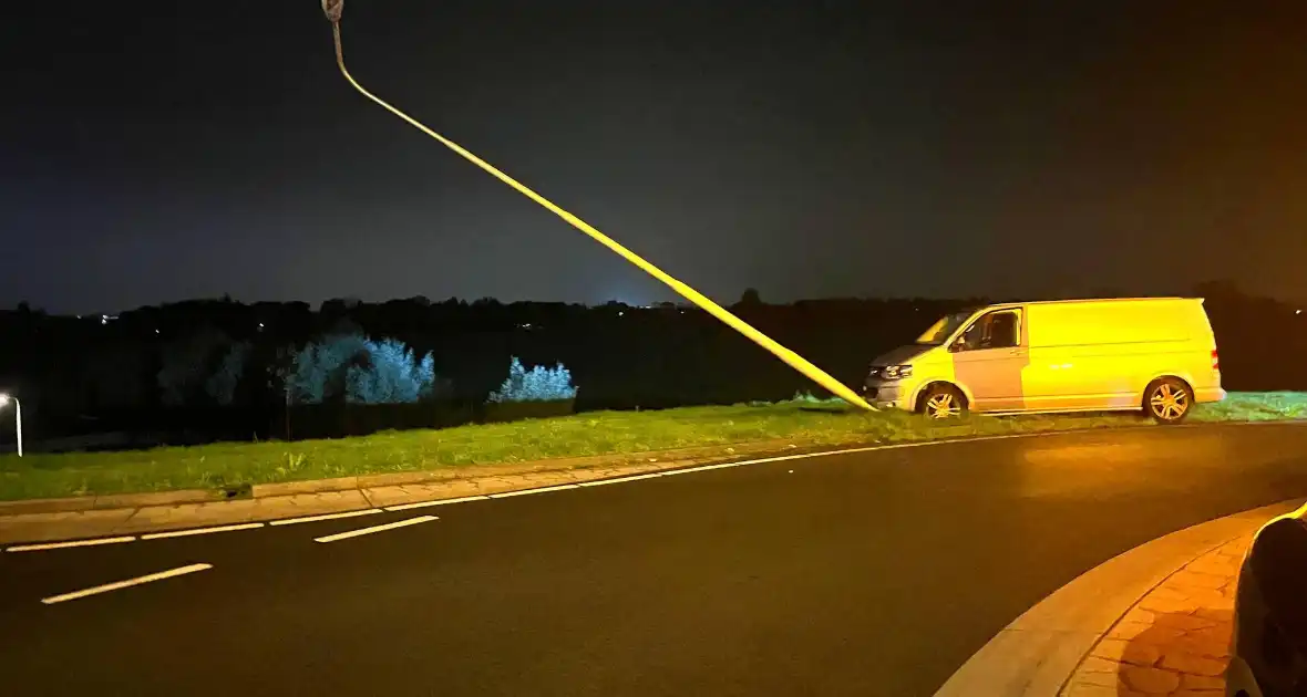 Bestuurder rijdt lantaarnpaal omver op rotonde - Foto 4