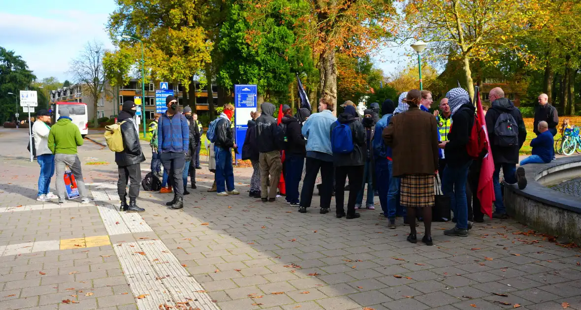 Vlagdiscussie escaleert tot protest - Foto 2