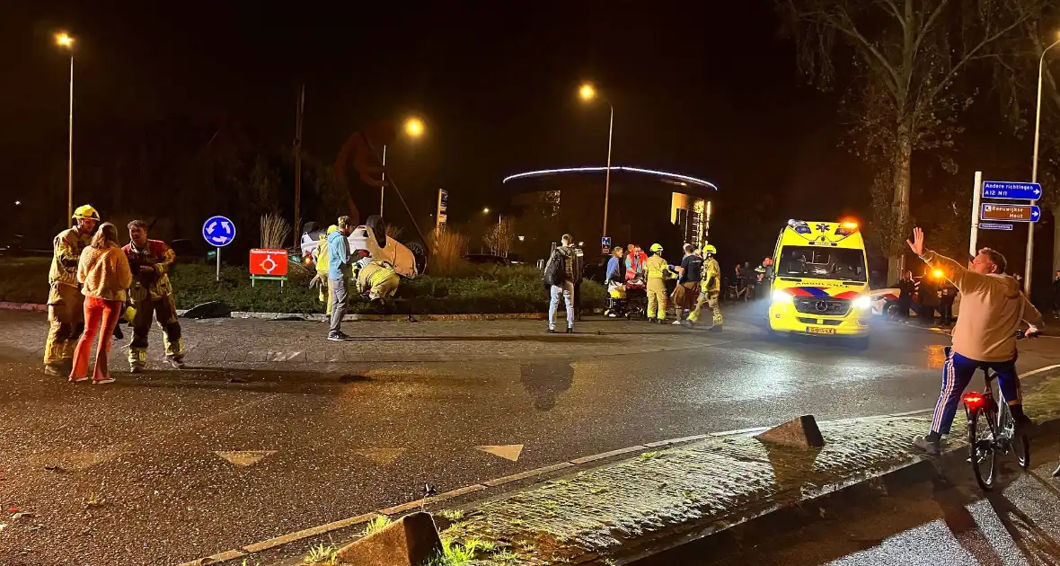 Auto gelanceerd en gecrasht, inzittenden gewond - Foto 1