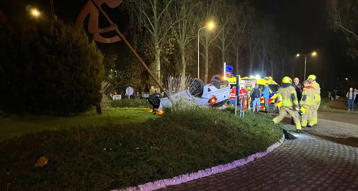 Auto gelanceerd en gecrasht, inzittenden gewond - Foto 3