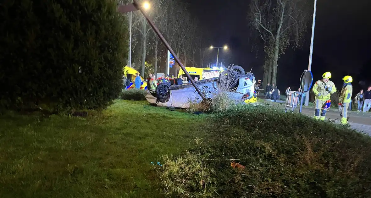 Auto gelanceerd en gecrasht, inzittenden gewond - Foto 4