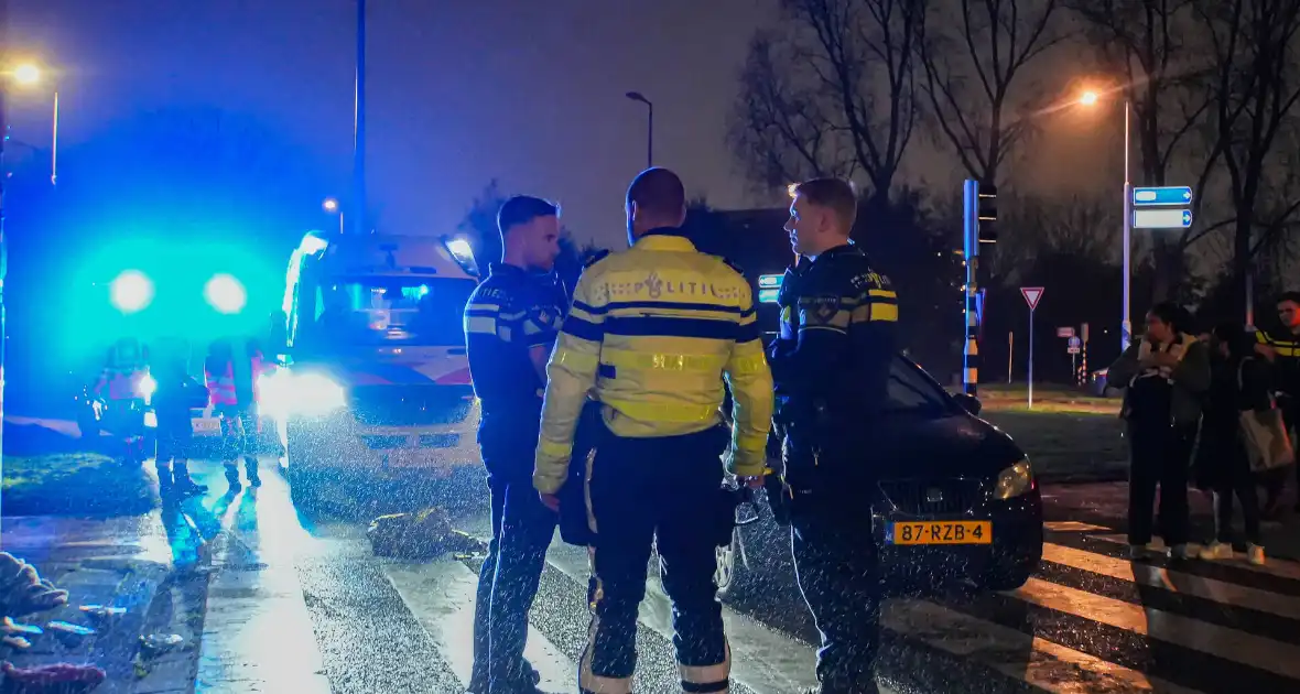 Fietser zonder licht aangereden door personenauto - Foto 1