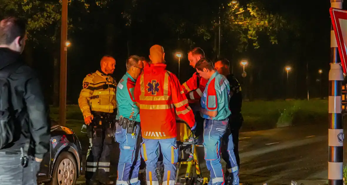 Fietser zonder licht aangereden door personenauto - Foto 2