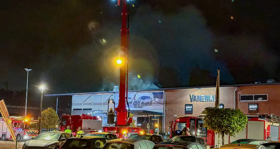 Brandweer schaalt groots op na rook bij autobedrijf