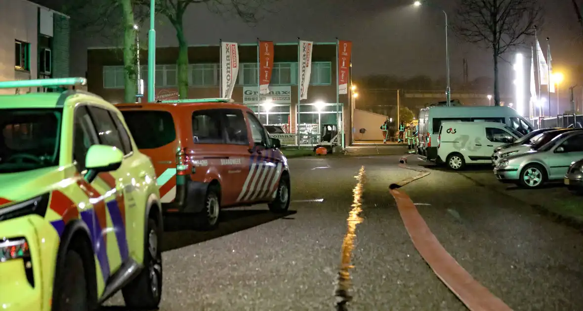 Brandweer schaalt groots op na rook bij autobedrijf - Foto 2