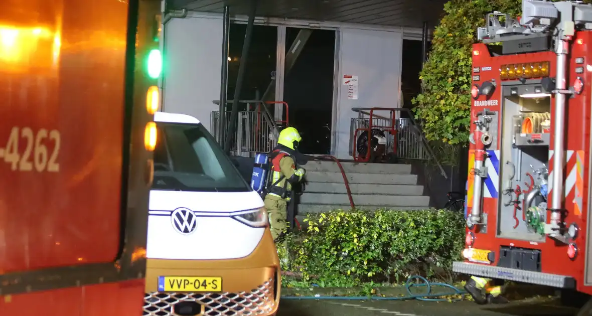 Brandweer schaalt groots op na rook bij autobedrijf - Foto 4