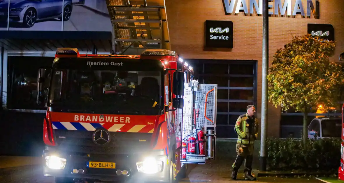 Brandweer schaalt groots op na rook bij autobedrijf - Foto 6